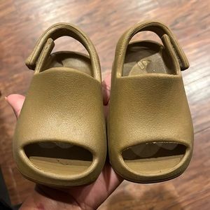 Used Infant Yeezy Slides- Clay
